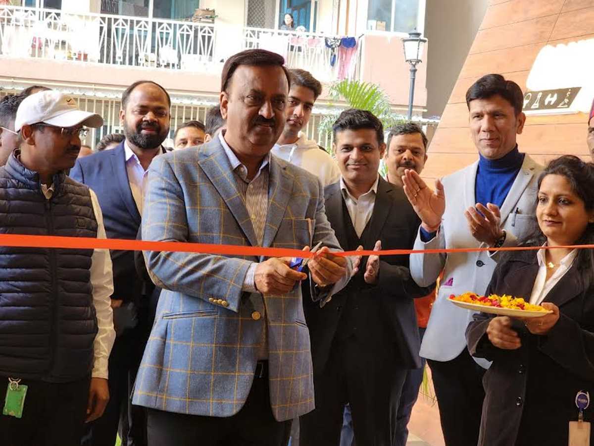 सोसाइटी के लोगों को मिला अत्याधुनिक क्लब का मिला तोहफा